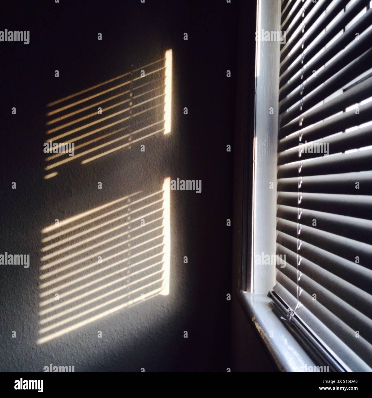 Riflettere La Luce Del Sole In Casa La luce del sole che filtra attraverso una finestra chiusa non vedenti