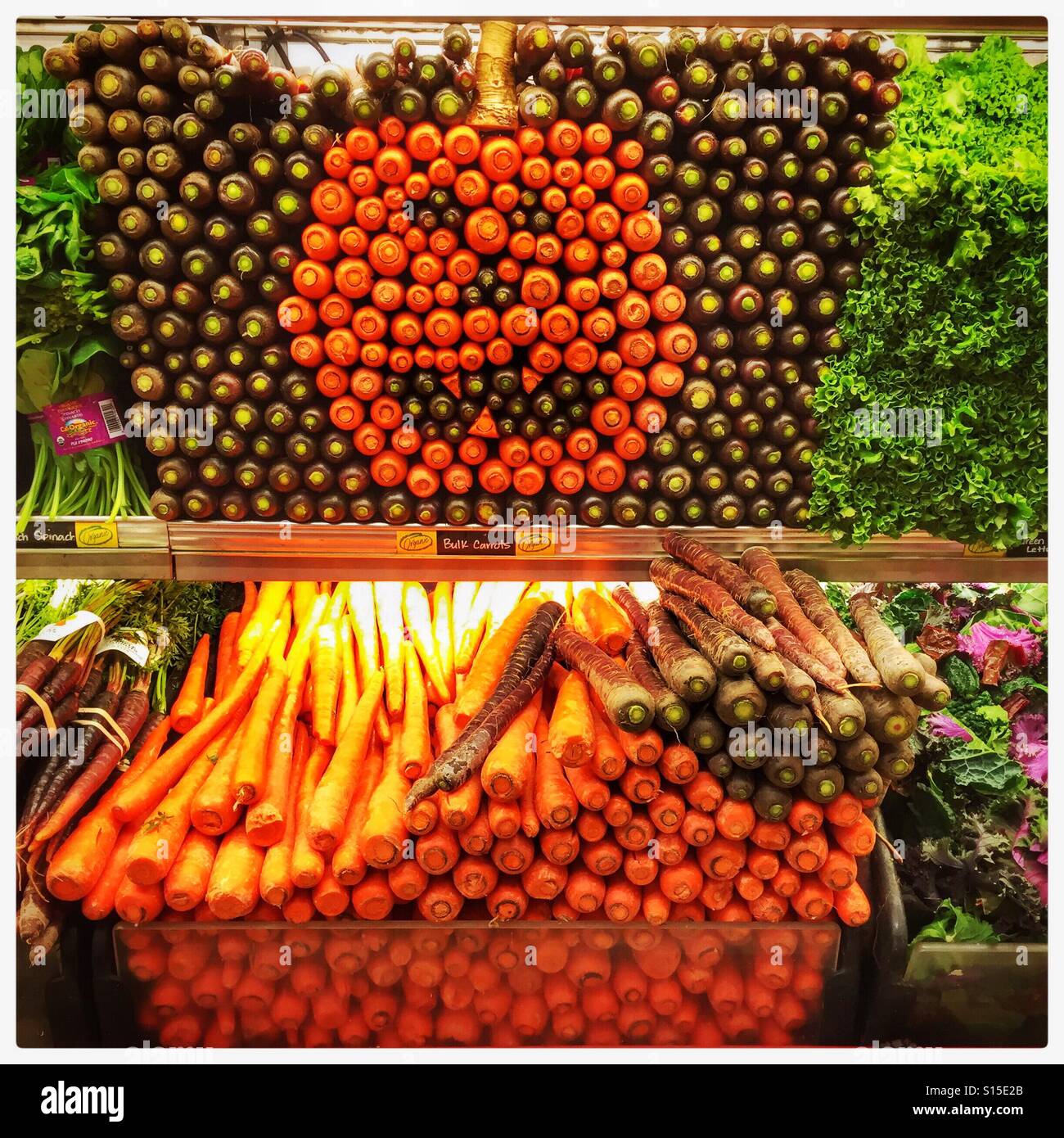 Display a colori nel produrre reparto dotato di carote in un jack-o-lantern design in ottobre. Foto Stock