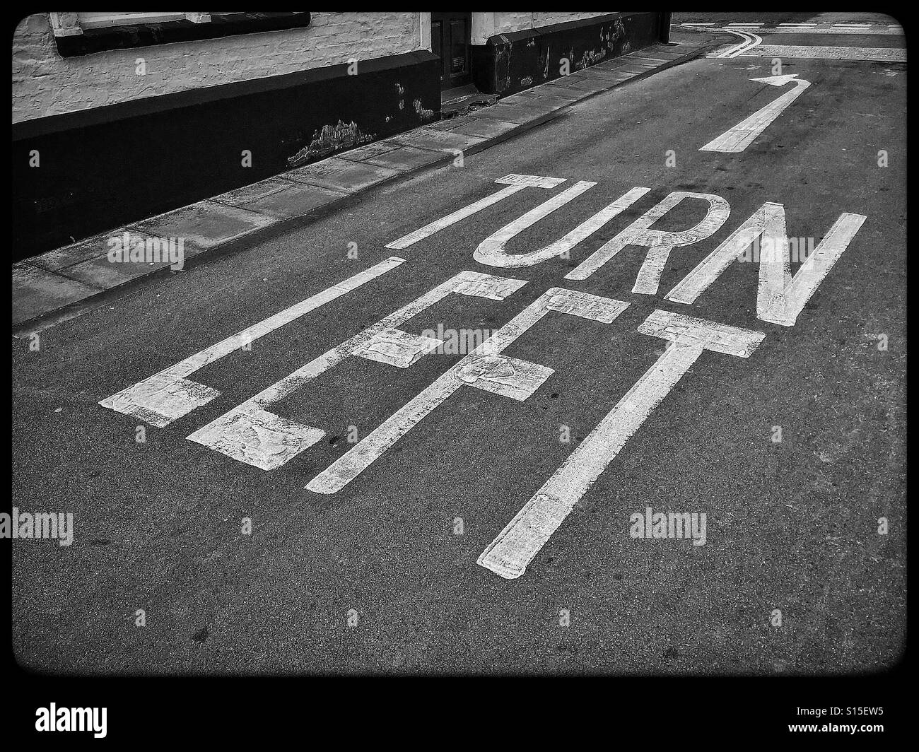 "Girare a sinistra' Travel Istruzioni per gli utenti della strada che indica che sono a girare a sinistra come la strada da percorrere è una strada a senso unico. Credito foto - © COLIN HOSKINS. Foto Stock