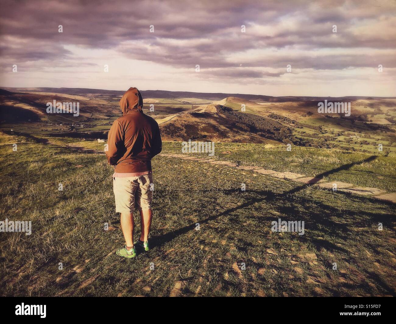 Escursionista guardando verso valle di Edale da Mam Tor, Parco Nazionale di Peak District, Derbyshire, Regno Unito - Immagine stock catturata con smartphone