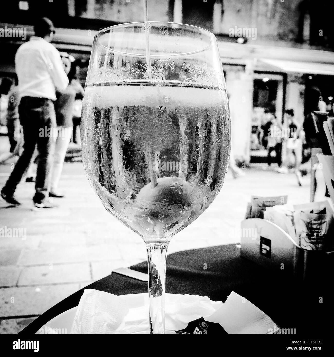 Bicchiere di spritz sul tavolo esterno in Cannaregio Venezia Italia Foto Stock