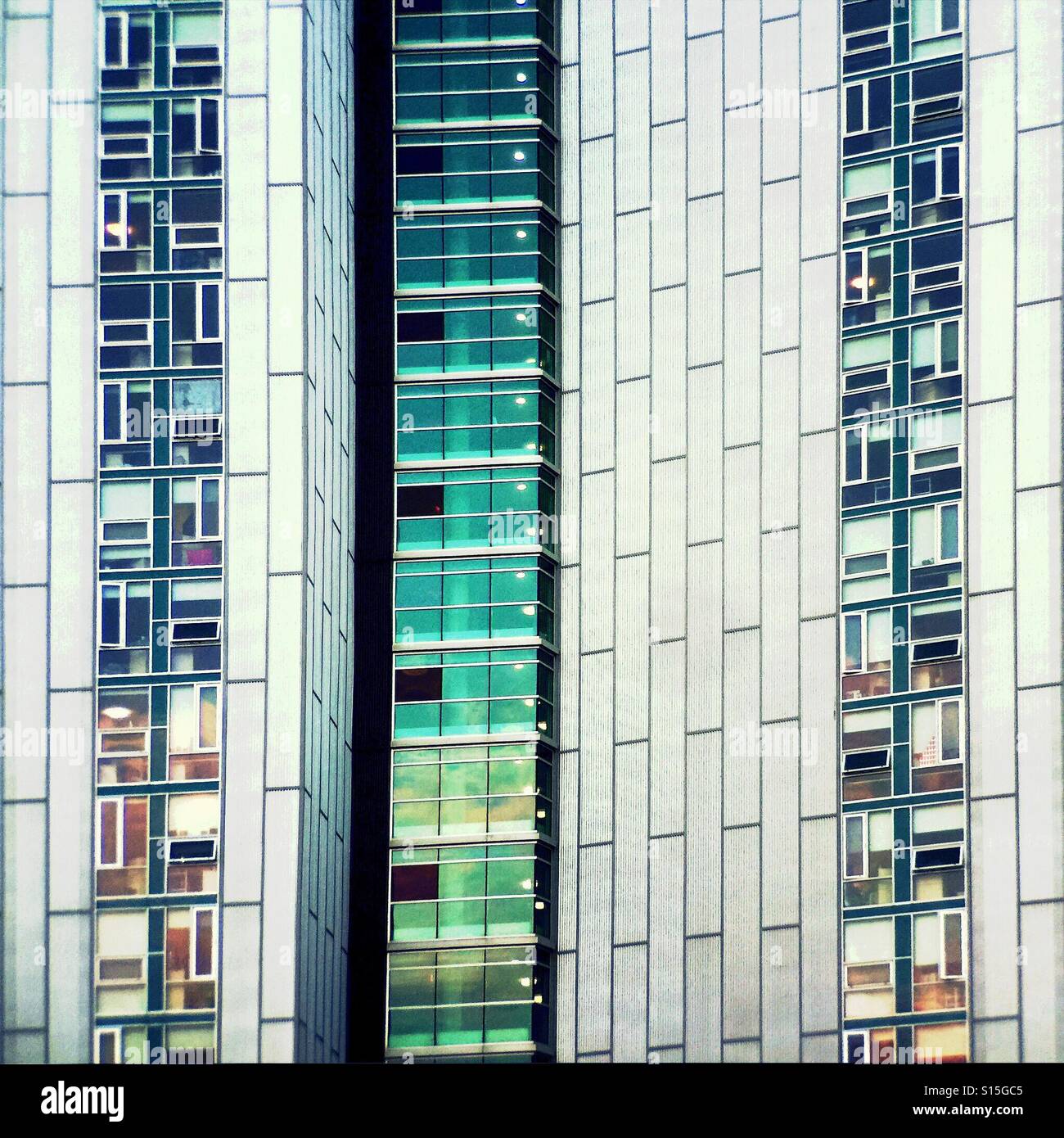 Un moderno edificio di appartamenti. - Immagine stock catturata con smartphone
