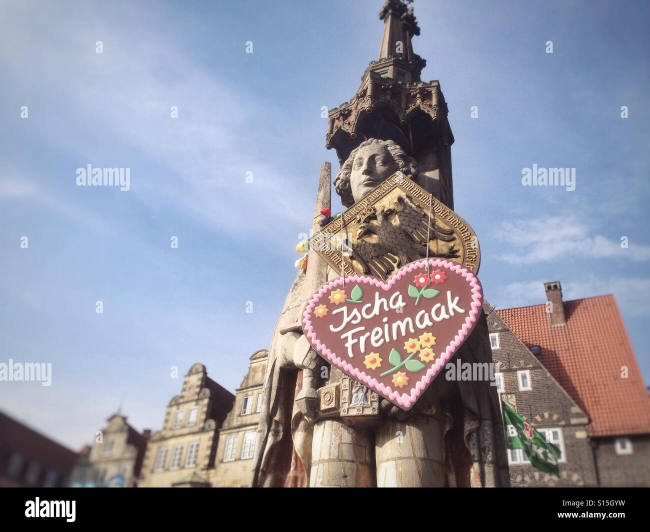 Statua di Rolando nella piazza del mercato di Brema, Germania, Patrimonio Mondiale dell'UNESCO, con un cuore di panpepato celebra la Fiera annuale: Freimarkt Foto Stock
