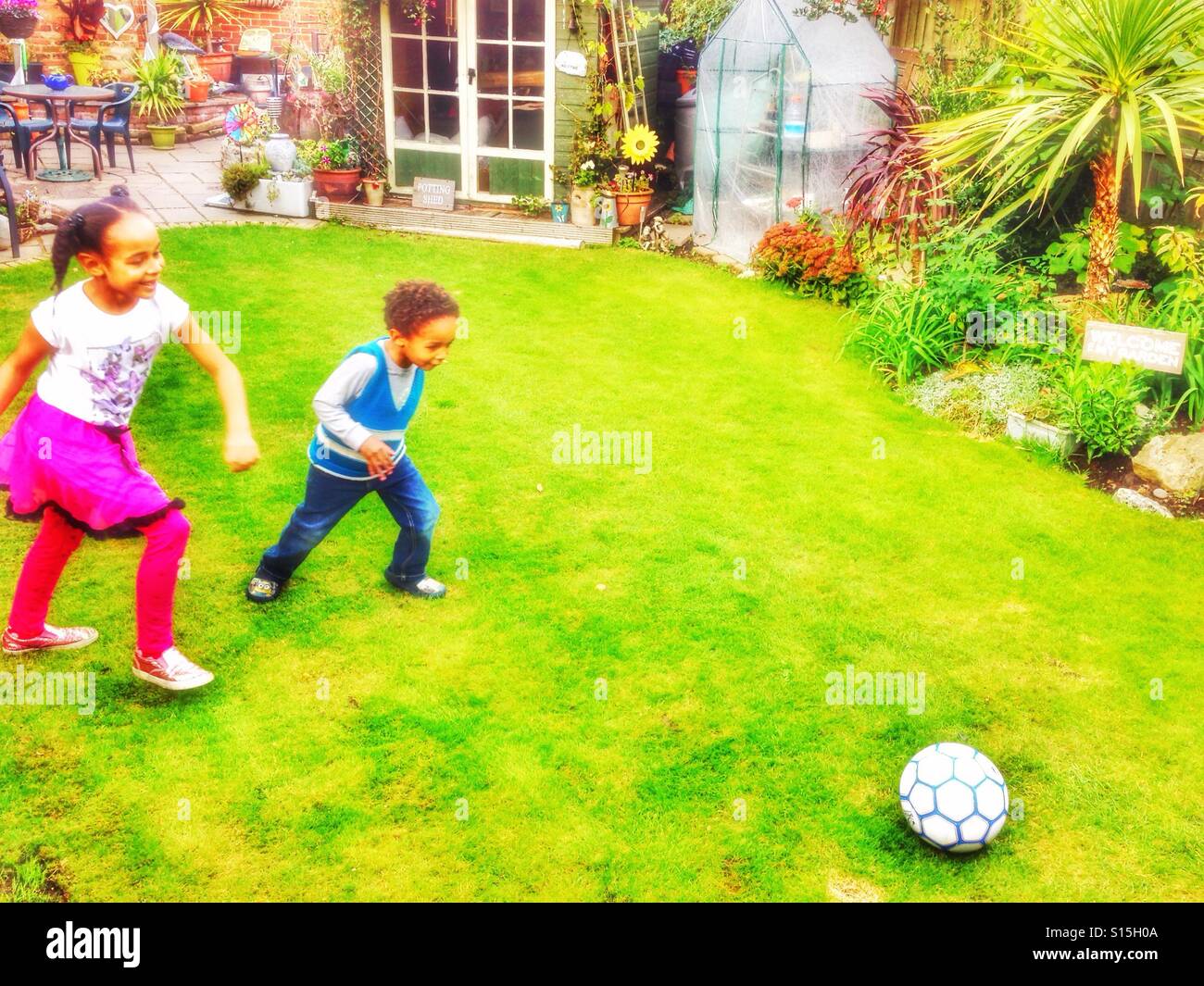 Bambini che giocano in giardino immagini e fotografie stock ad alta ...