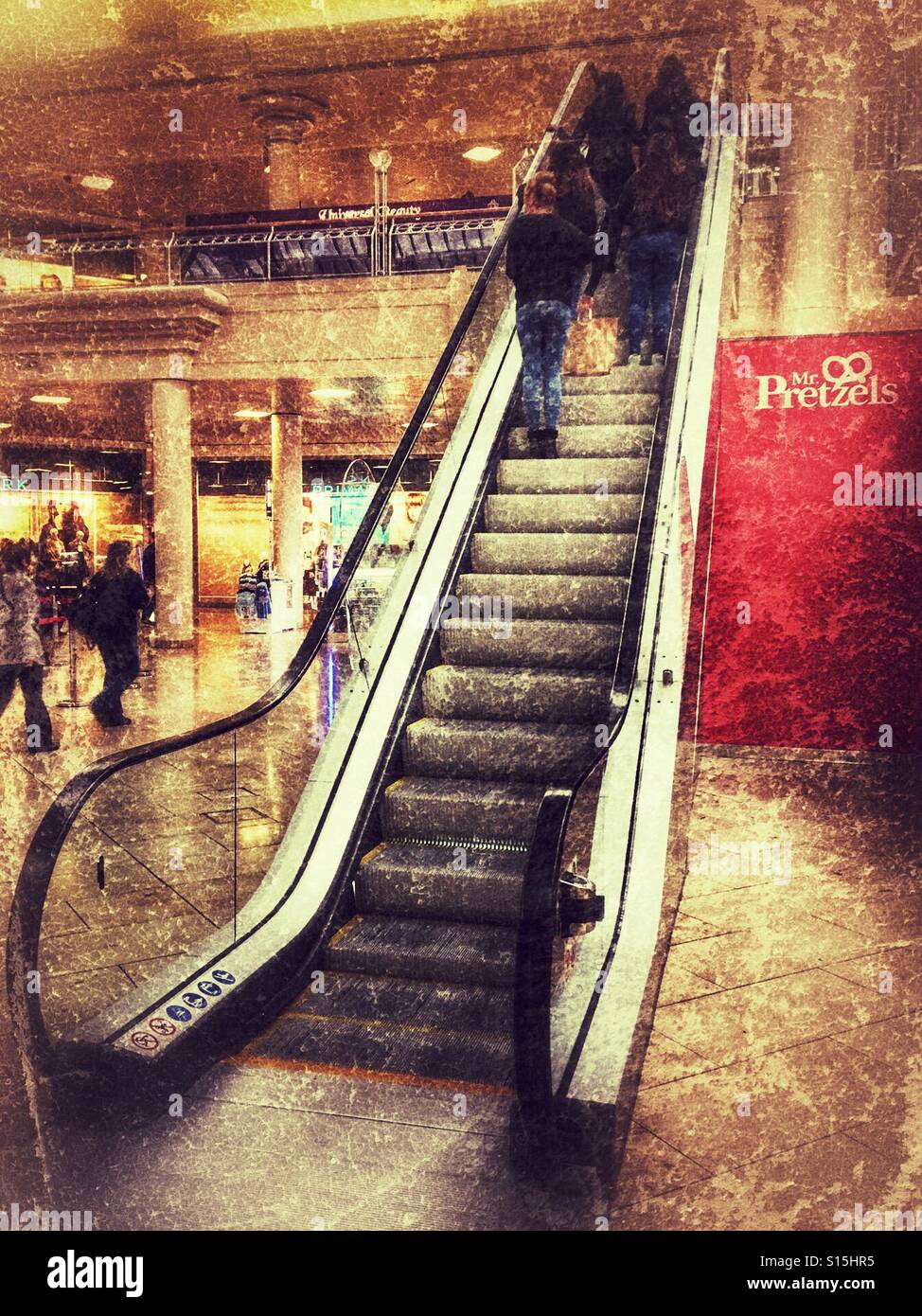 La gente viaggia su una scala mobile nel Regno Unito shopping mall Foto Stock