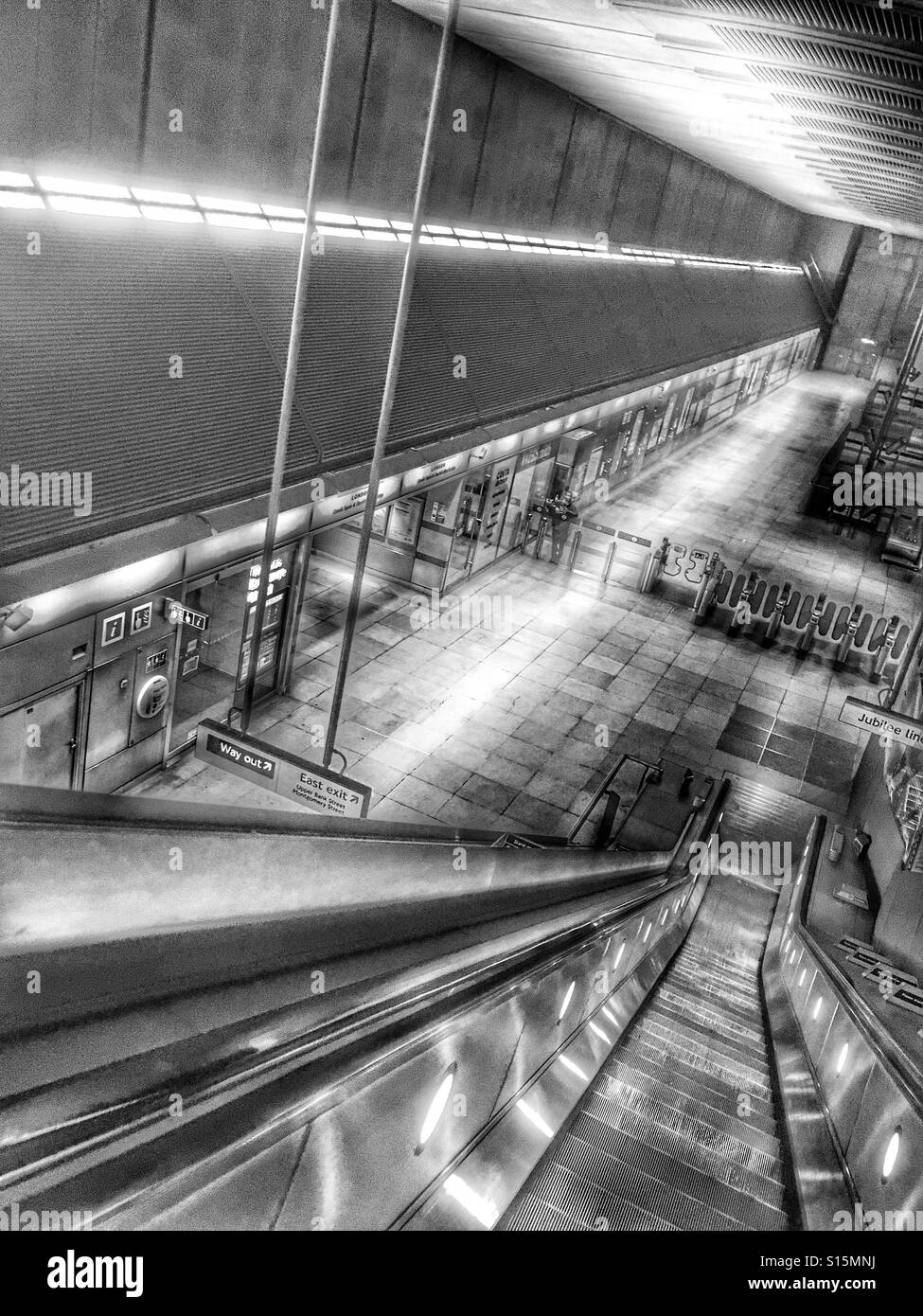 In stile futuristico stazione DLR - guardando giù le scale mobili Foto Stock