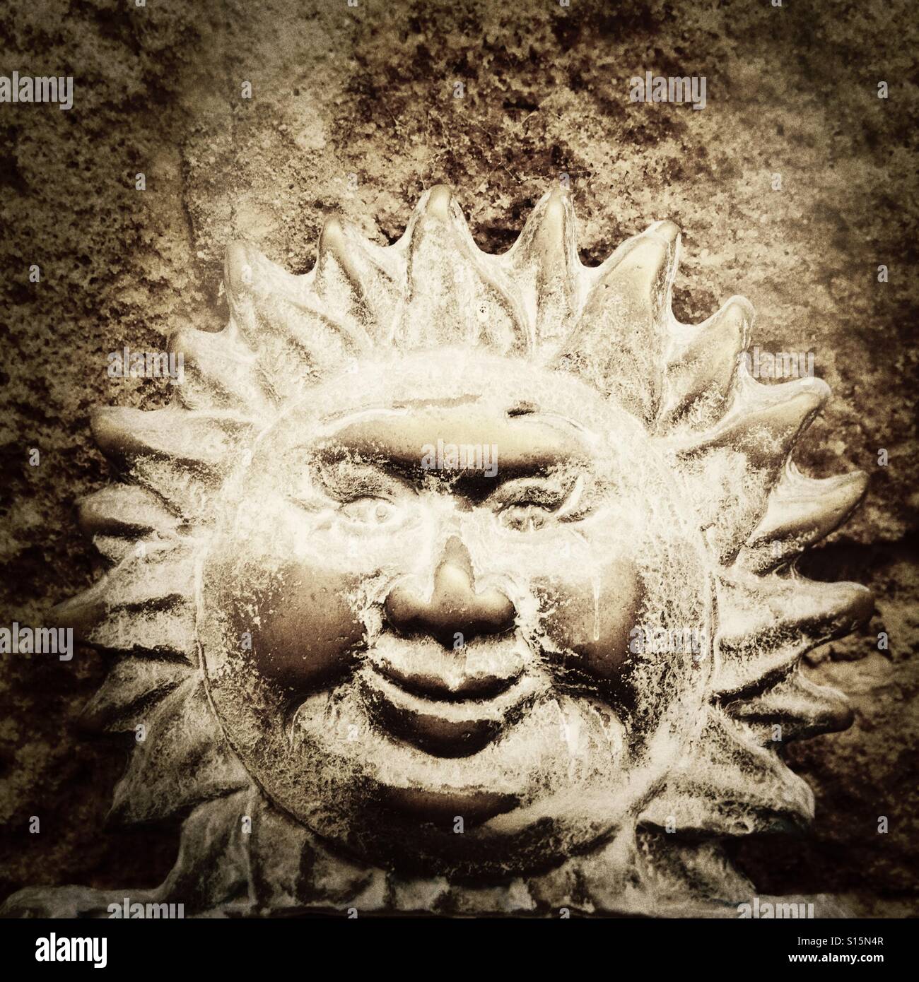 Di fronte Smiley sun su un vecchio termometro. - Immagine stock catturata con smartphone
