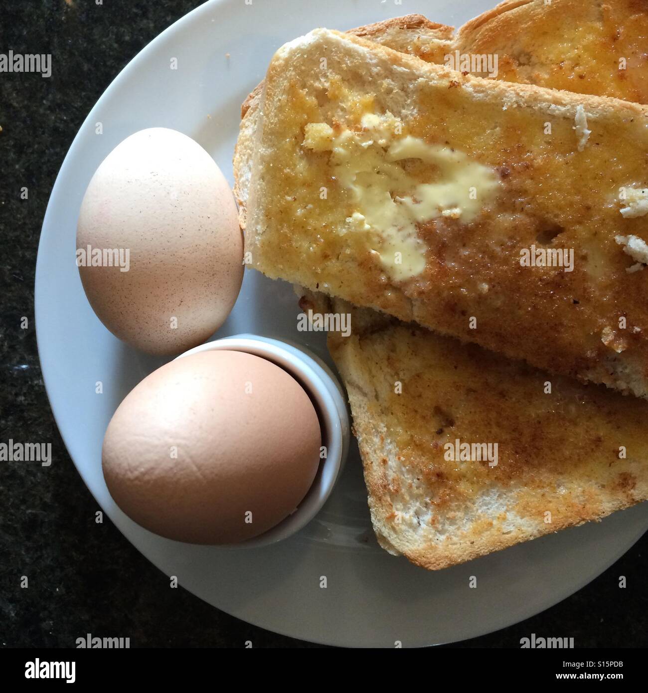 Uova sode e toast per la prima colazione Foto Stock