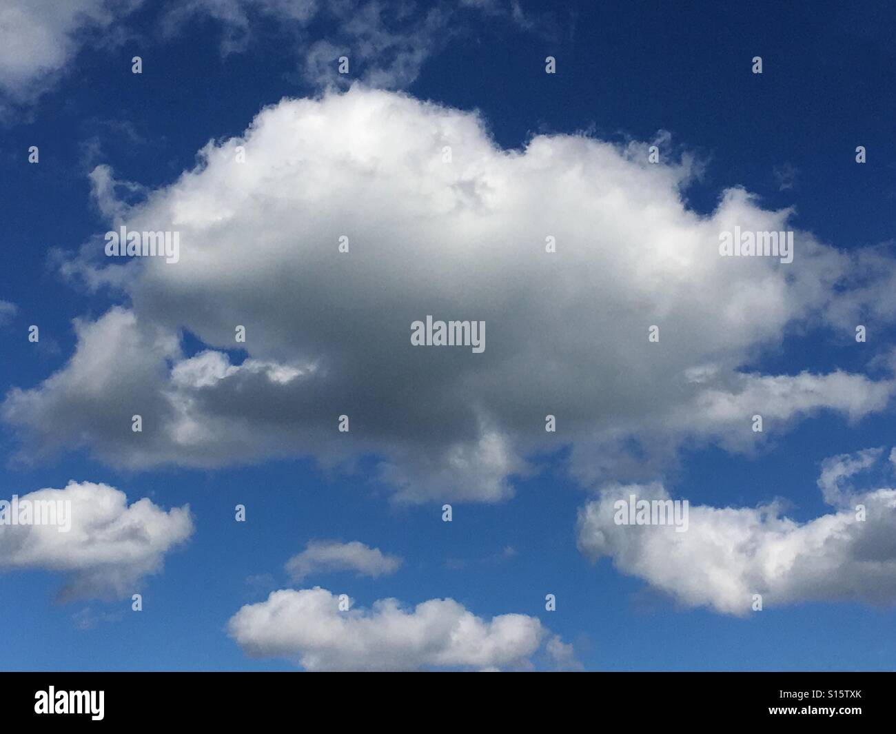 Nubi gonfie - Immagine stock catturata con smartphone