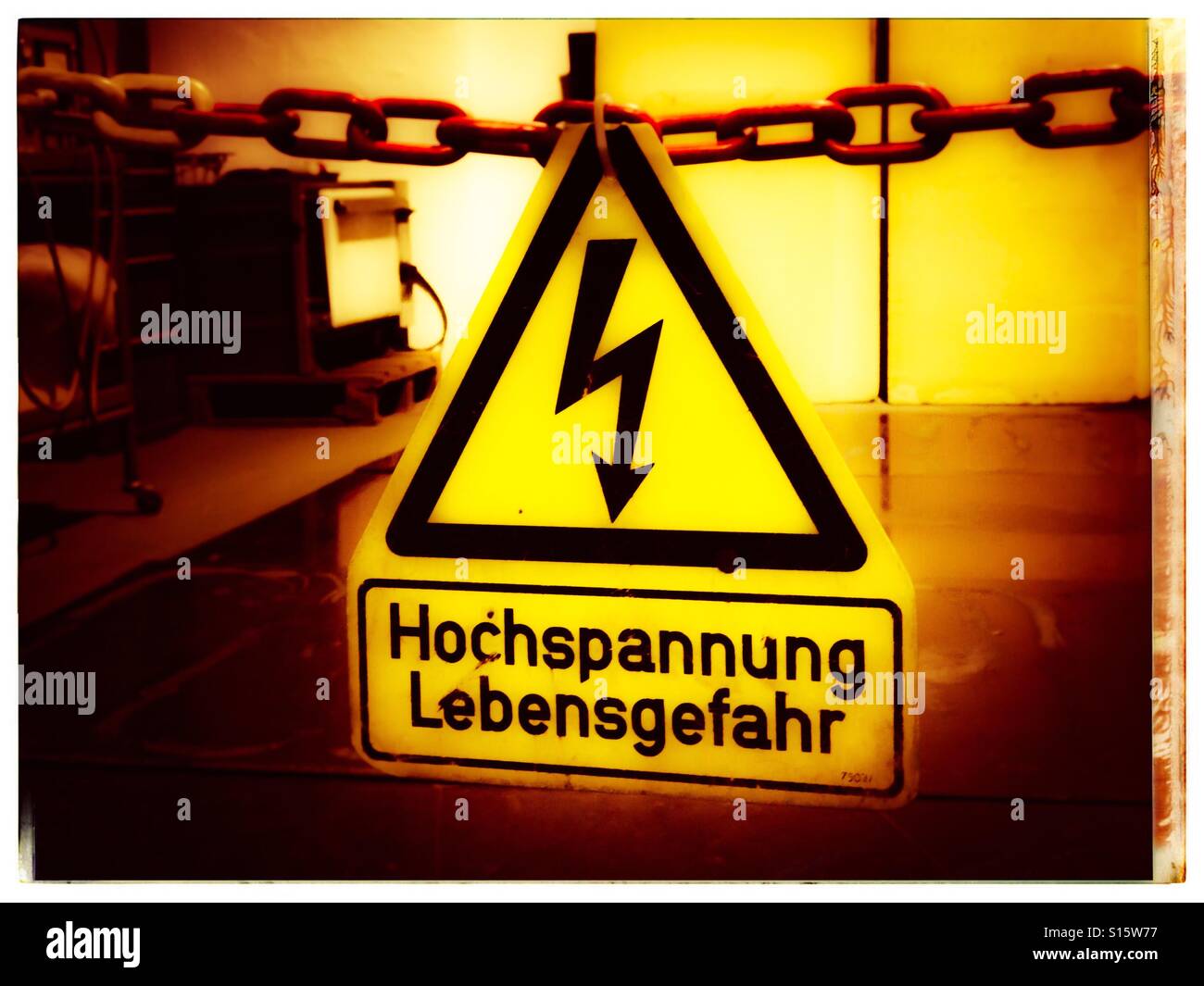 Tedesco segno di pericolo, Alta tensione pericolo ! Hochspannung Lebensgefahr ! - Immagine stock catturata con smartphone