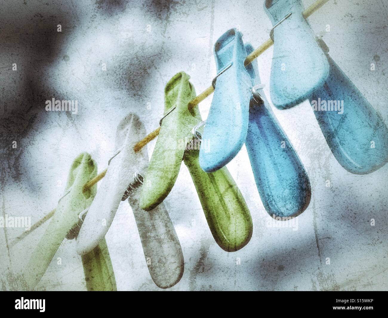 Giorno di lavaggio; plastica vestiti persona una linea di lavaggio Foto Stock