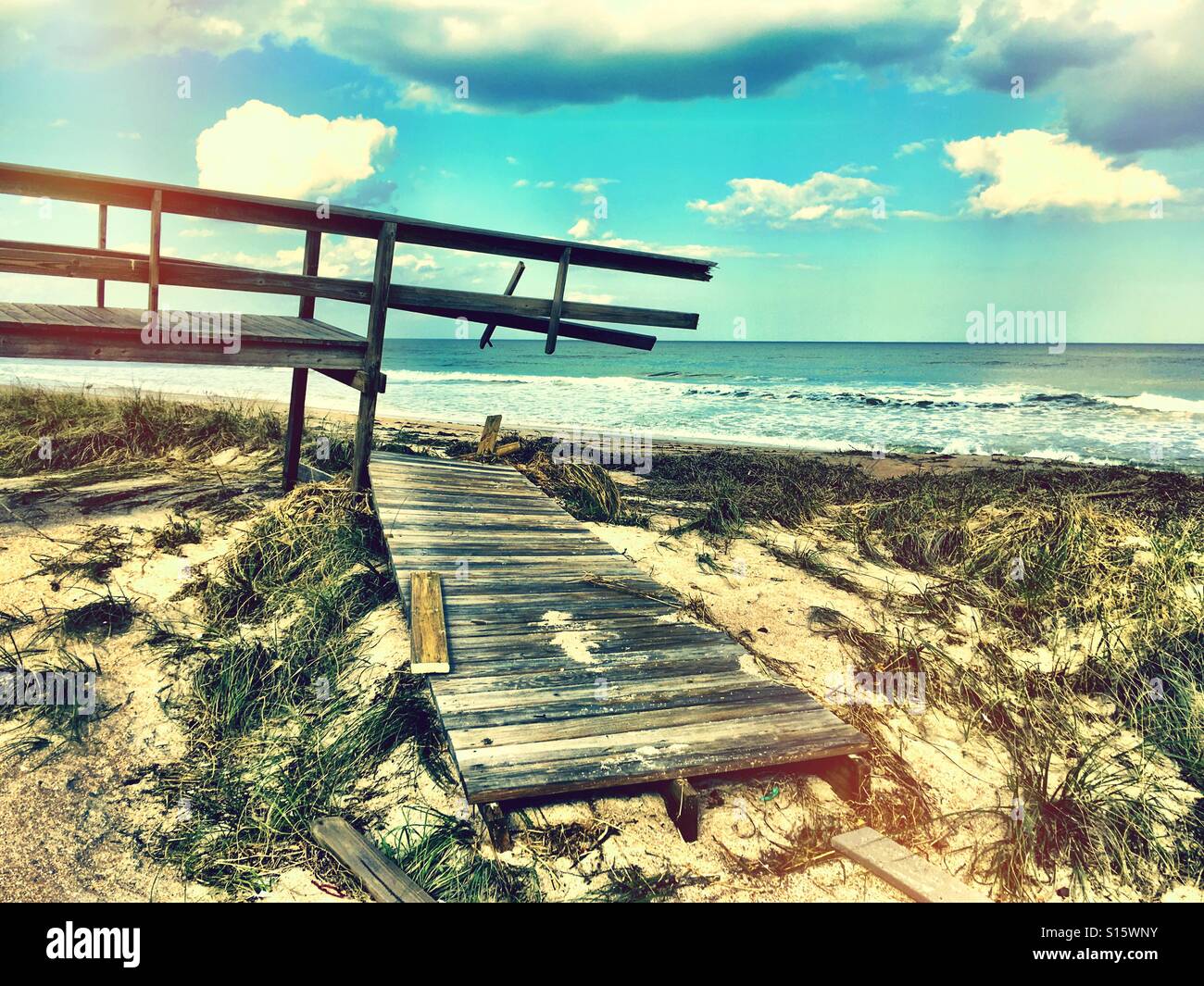 La rottura di una passerella per la spiaggia, Ponte Vedra Beach, Florida, Stati Uniti d'America dopo l uragano Matteo il 7 ottobre 2016. - Immagine stock catturata con smartphone