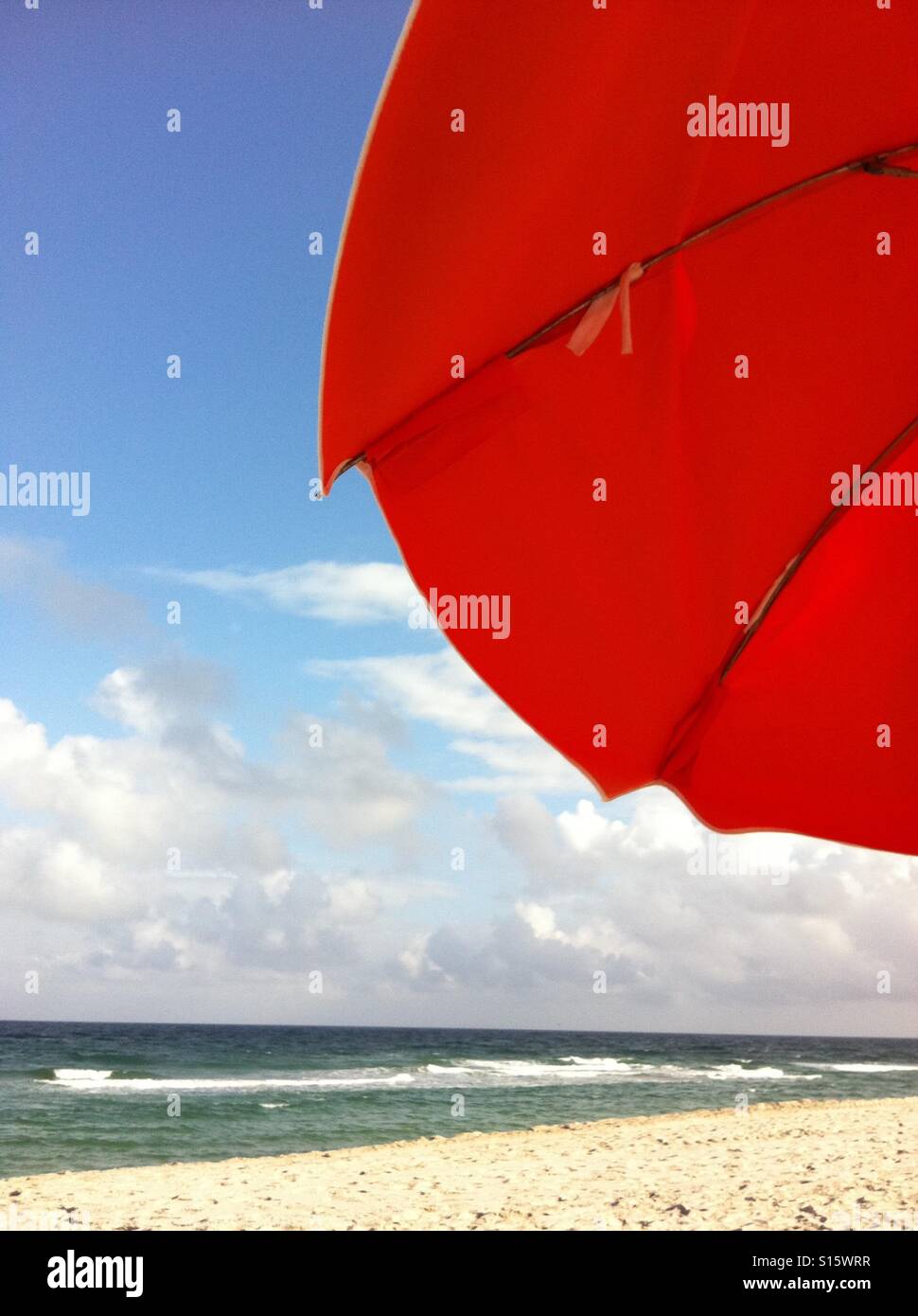 Ombrellone rosso lungo le coste della Florida. Foto Stock