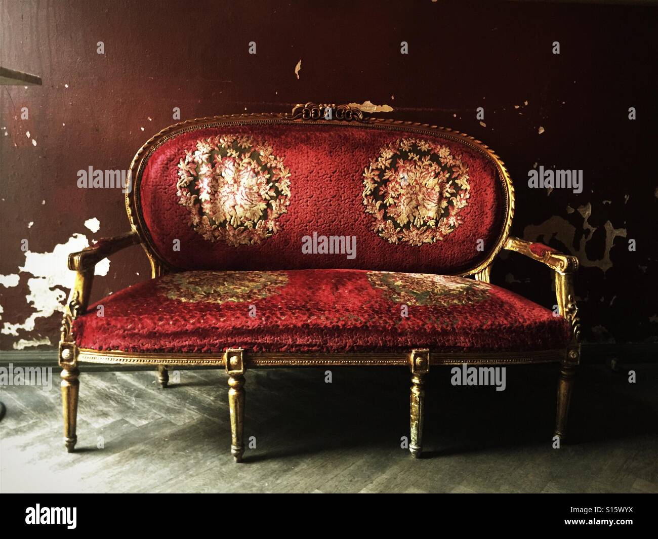 Antique vecchio rosso ornato divano - Immagine stock catturata con smartphone