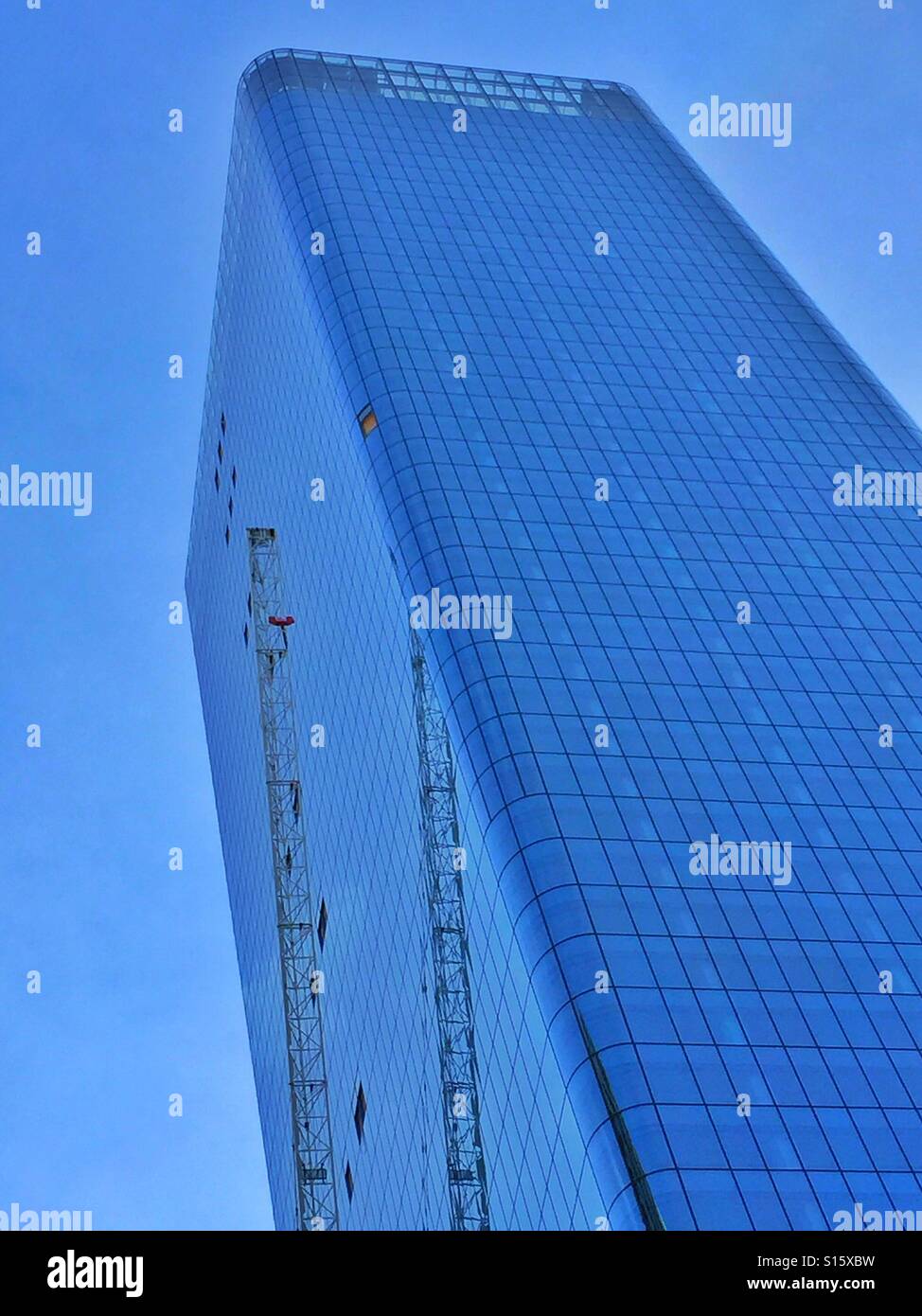 Alto edificio in costruzione, Calgary, Alberta, Canada - Immagine stock catturata con smartphone