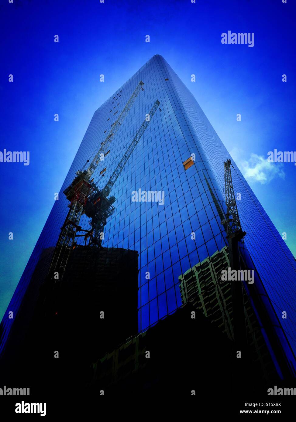 Alto edificio in costruzione, Calgary, Alberta, Canada - Immagine stock catturata con smartphone