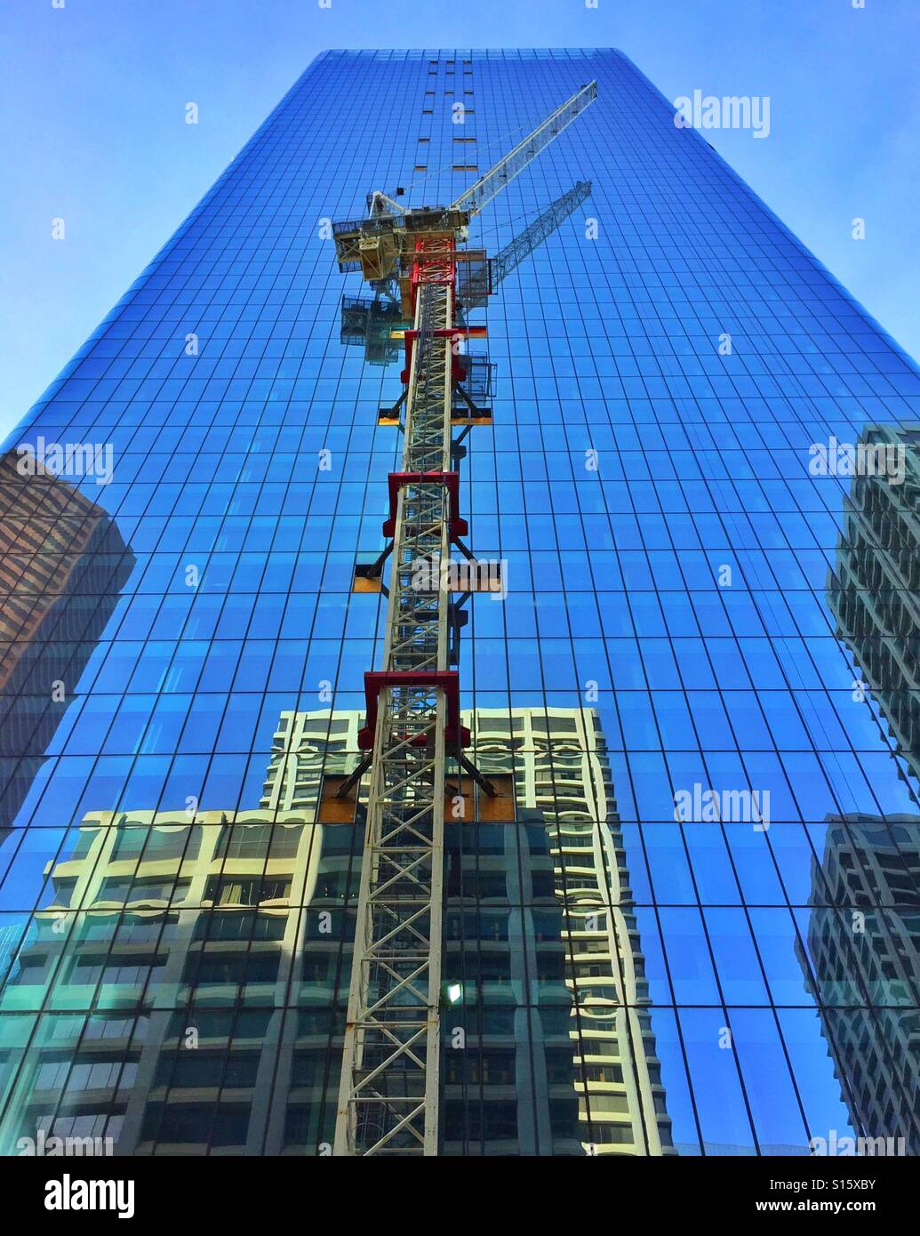 Alto edificio in costruzione, Calgary, Alberta, Canada - Immagine stock catturata con smartphone