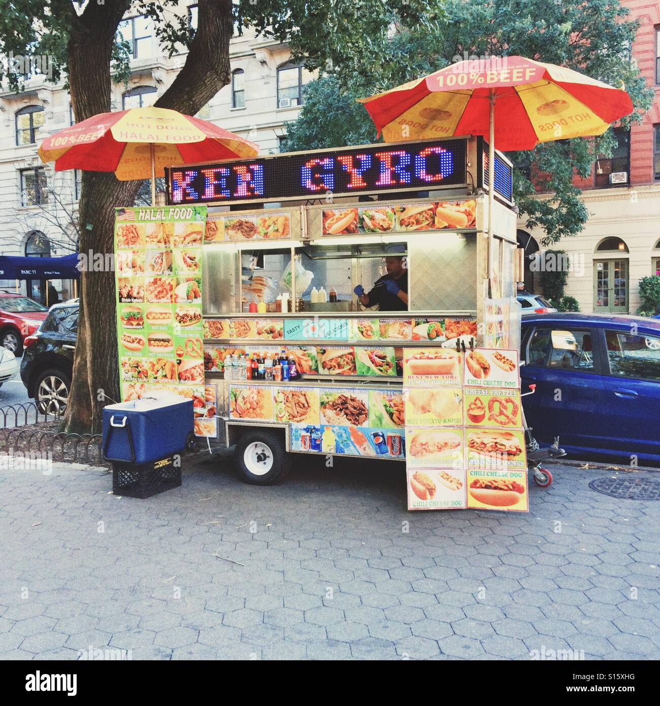 Cucina di strada in stallo la città di New York, Stati Uniti d'America. - Immagine stock catturata con smartphone