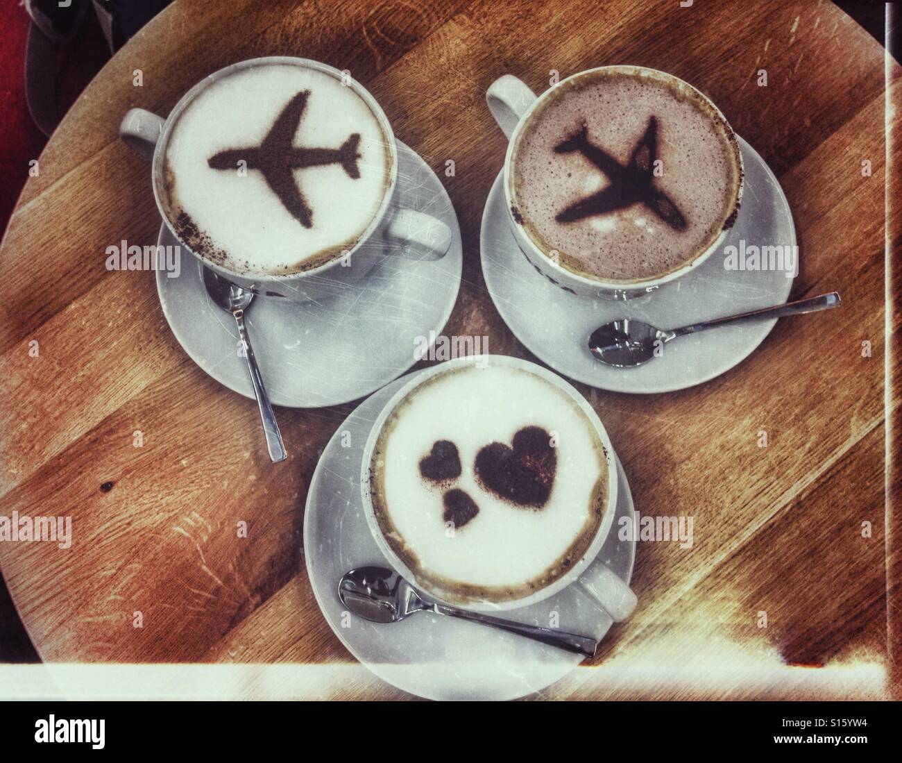 Tre cappuccino su un tavolo - Immagine stock catturata con smartphone