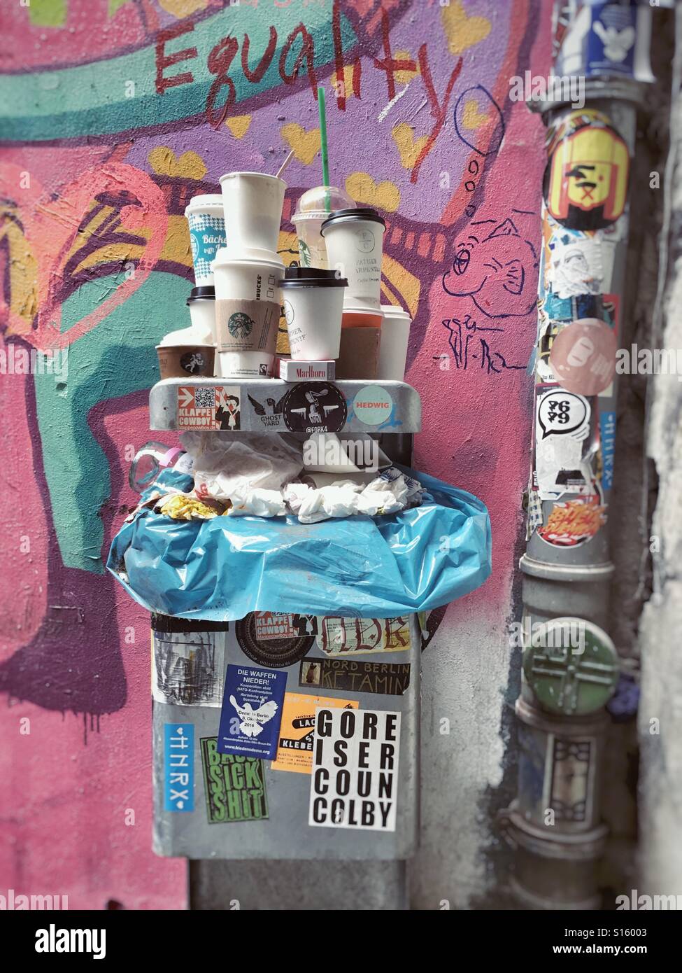 Un cestino pieno di carta vuoto tazze di caffè - Immagine stock catturata con smartphone