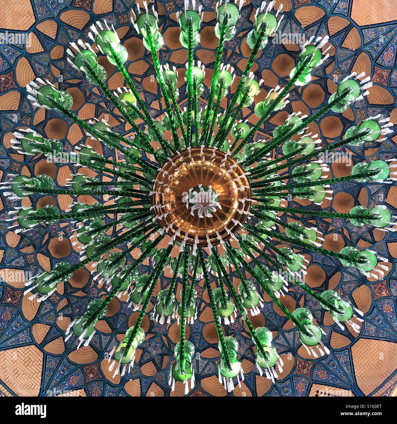 Lampadario nel santuario di Imamzadeh Helal Ali in Aran va Bidgol, Iran Foto Stock