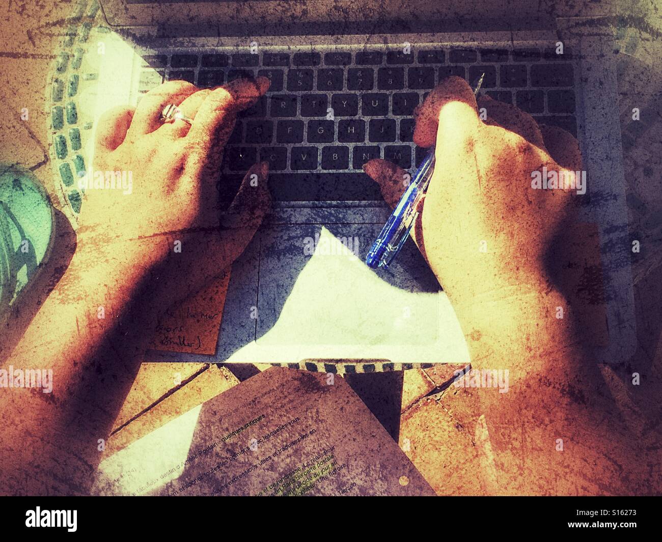 Tecnologia. Adolescente revisione all'aperto, utilizzando un computer portatile. - Immagine stock catturata con smartphone