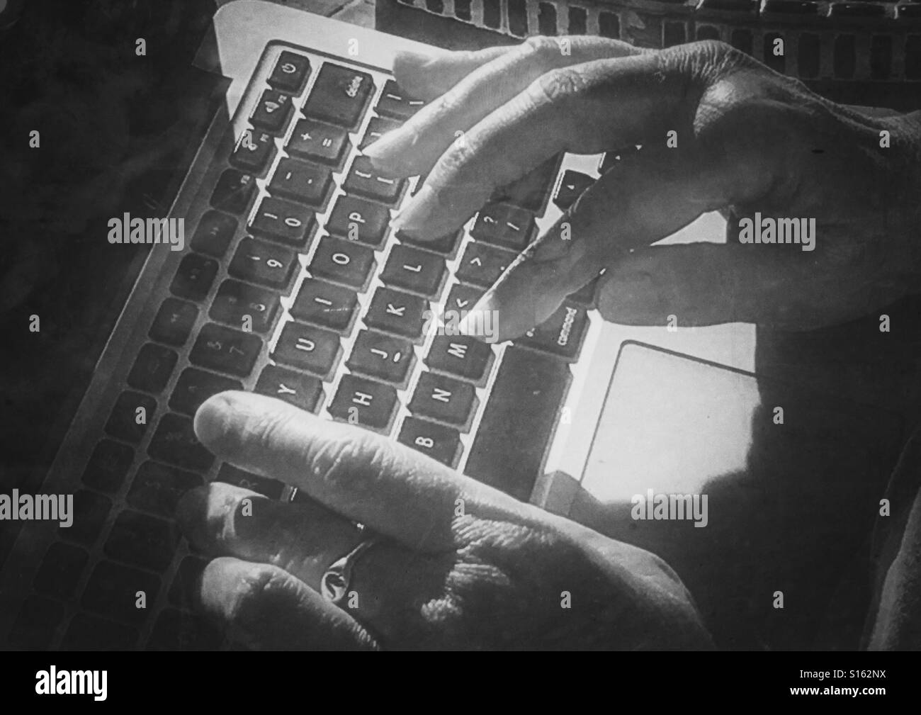 Tecnologia. Le mani e la tastiera del notebook Foto Stock