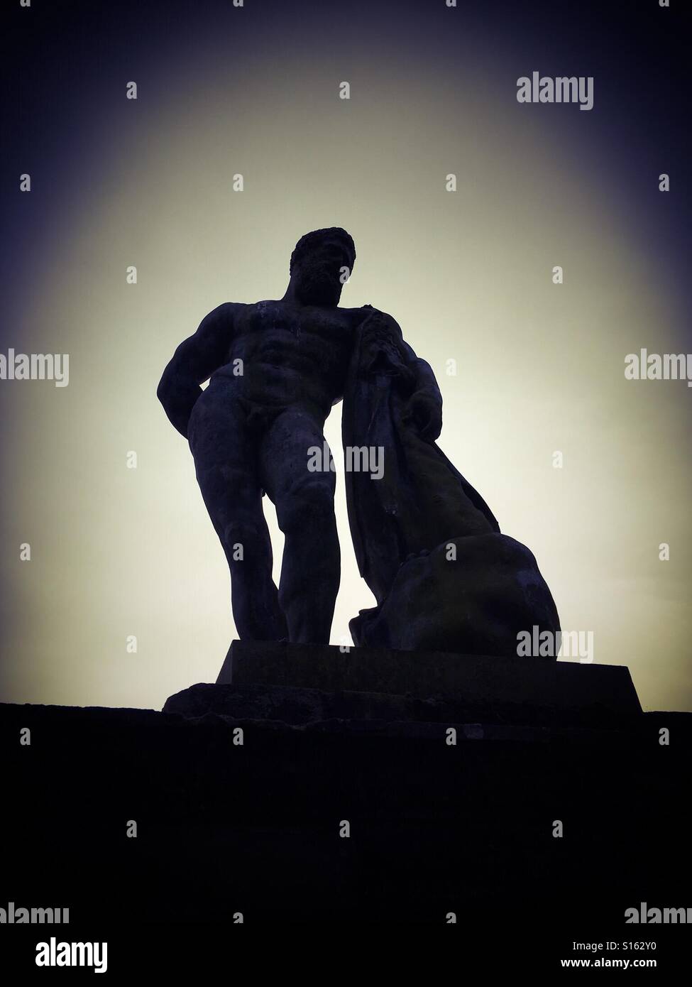 Silhouette- Farnese statua di Ercole Foto Stock