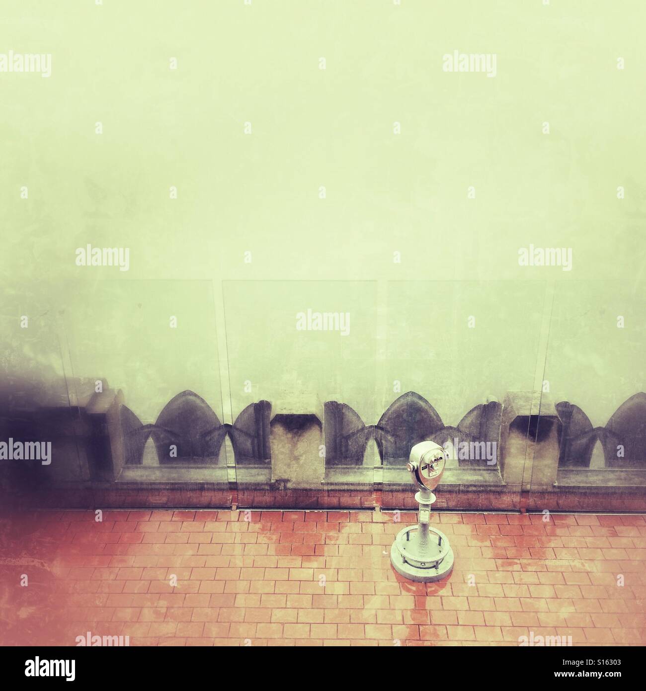 Parte superiore della roccia piattaforma di visualizzazione in caso di nebbia fitta, Rockefeller Center di New York City, Stati Uniti d'America. - Immagine stock catturata con smartphone