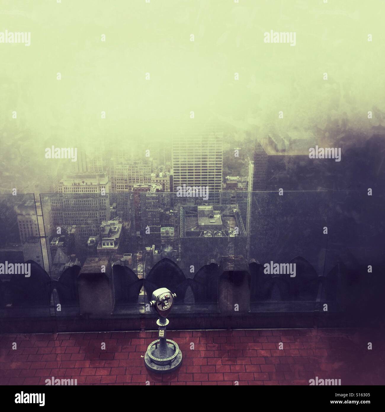 Parte superiore della roccia piattaforma di visualizzazione in caso di nebbia fitta, Rockefeller Center di New York City, Stati Uniti d'America. - Immagine stock catturata con smartphone