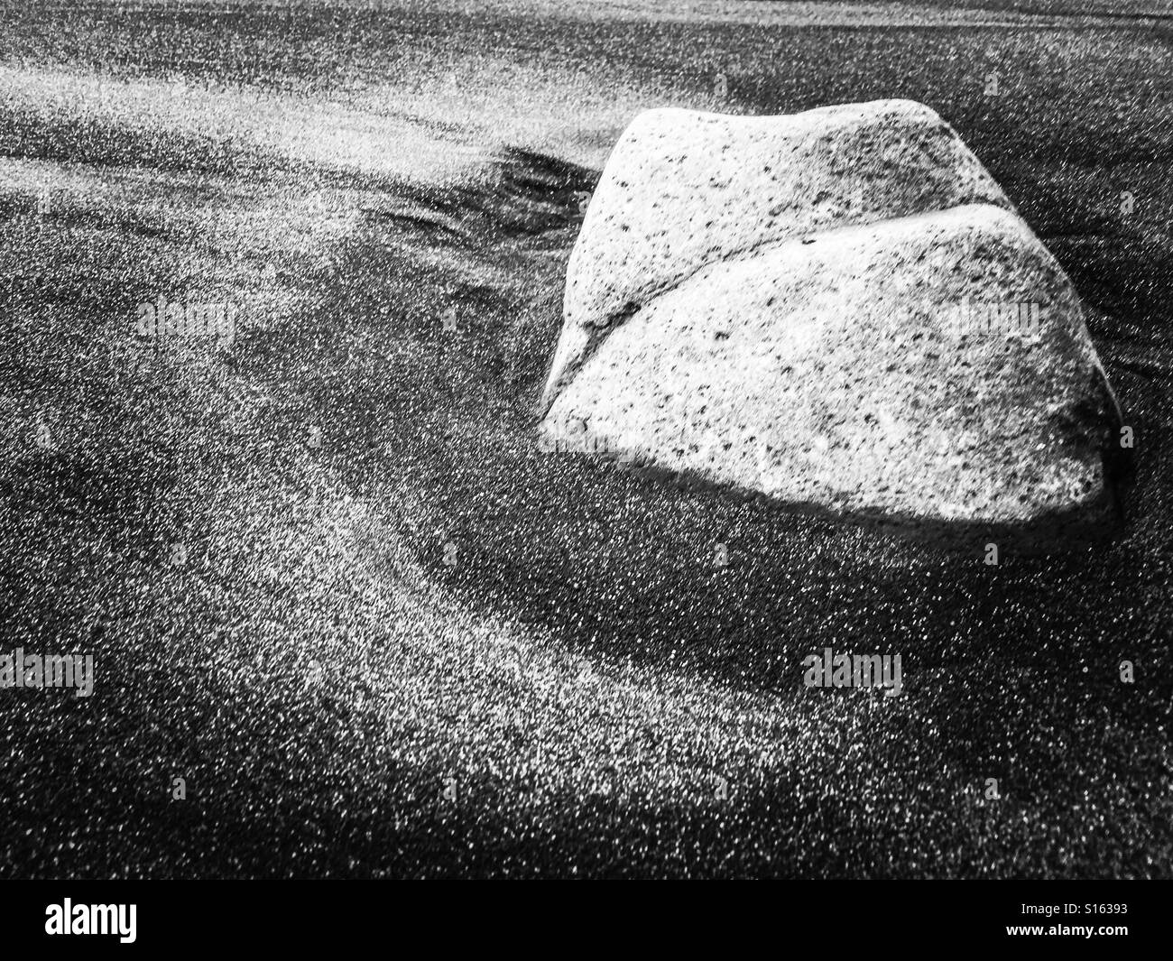 Roccia sulla sabbia - Immagine stock catturata con smartphone