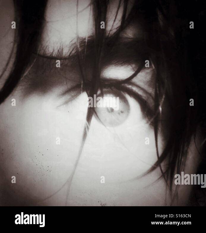 Ampia eyed uomo con frangia - Immagine stock catturata con smartphone