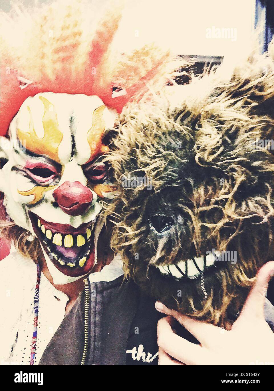 Crazy clown e orso spaventose maschere haloween Foto Stock