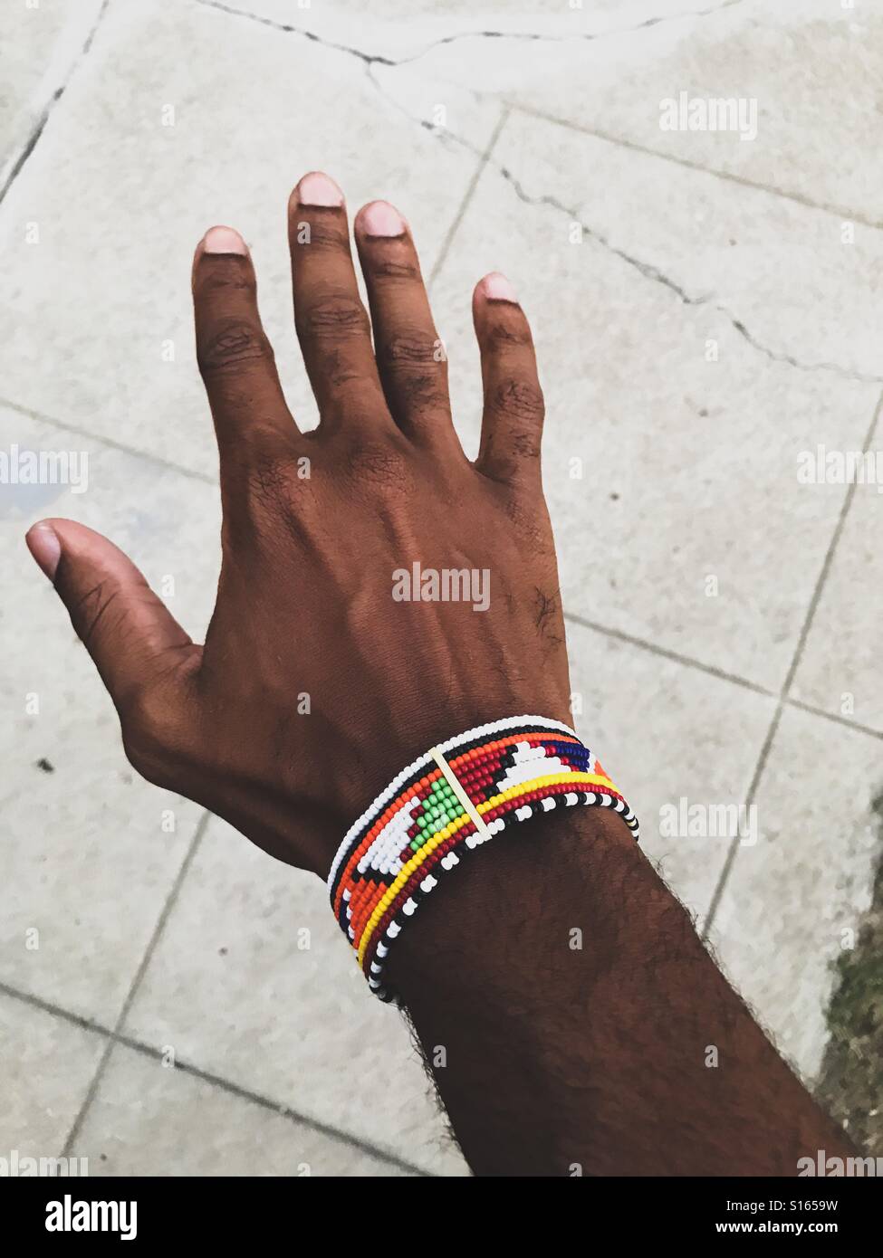 African bracelets immagini e fotografie stock ad alta risoluzione - Alamy