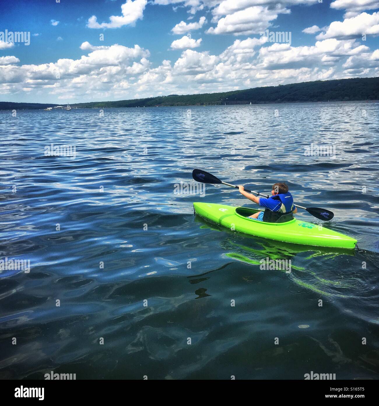 Ragazzo in kayak sul lago Cayuga Foto Stock