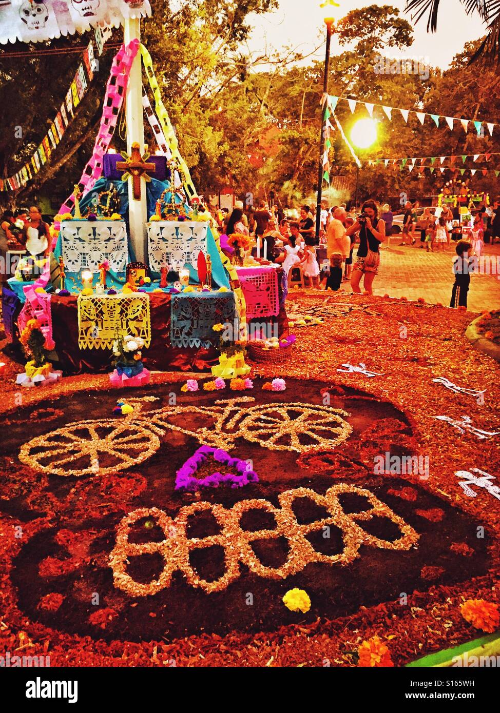 Le calendule, papel picado, fotografie e cimeli di decorare un altare ricordando una persona amata il giorno dei morti in Nayarit, Messico. Foto Stock