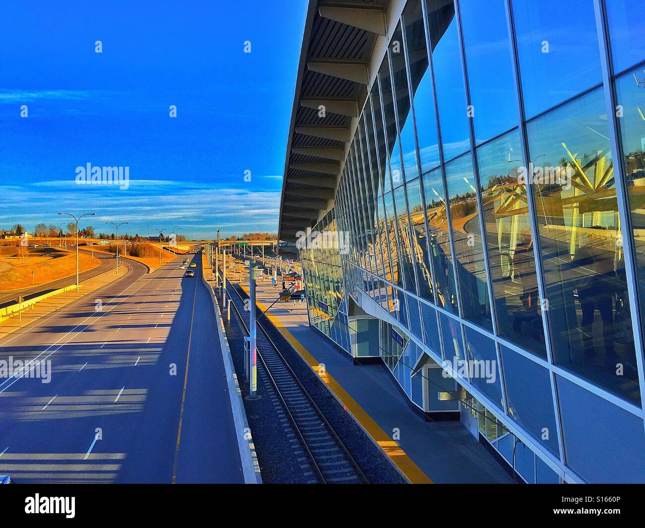 Light Rail Transit Station, con sole splendente e ombre attraverso Crowchild Trail, Calgary, Alberta, Canada Foto Stock