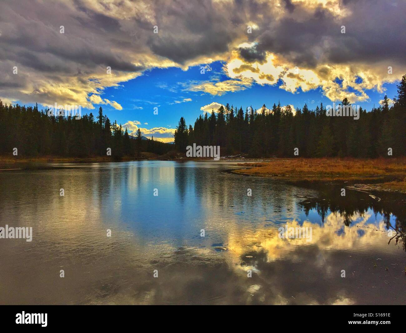 Riflessioni in un piccolo laghetto di montagna - Immagine stock catturata con smartphone