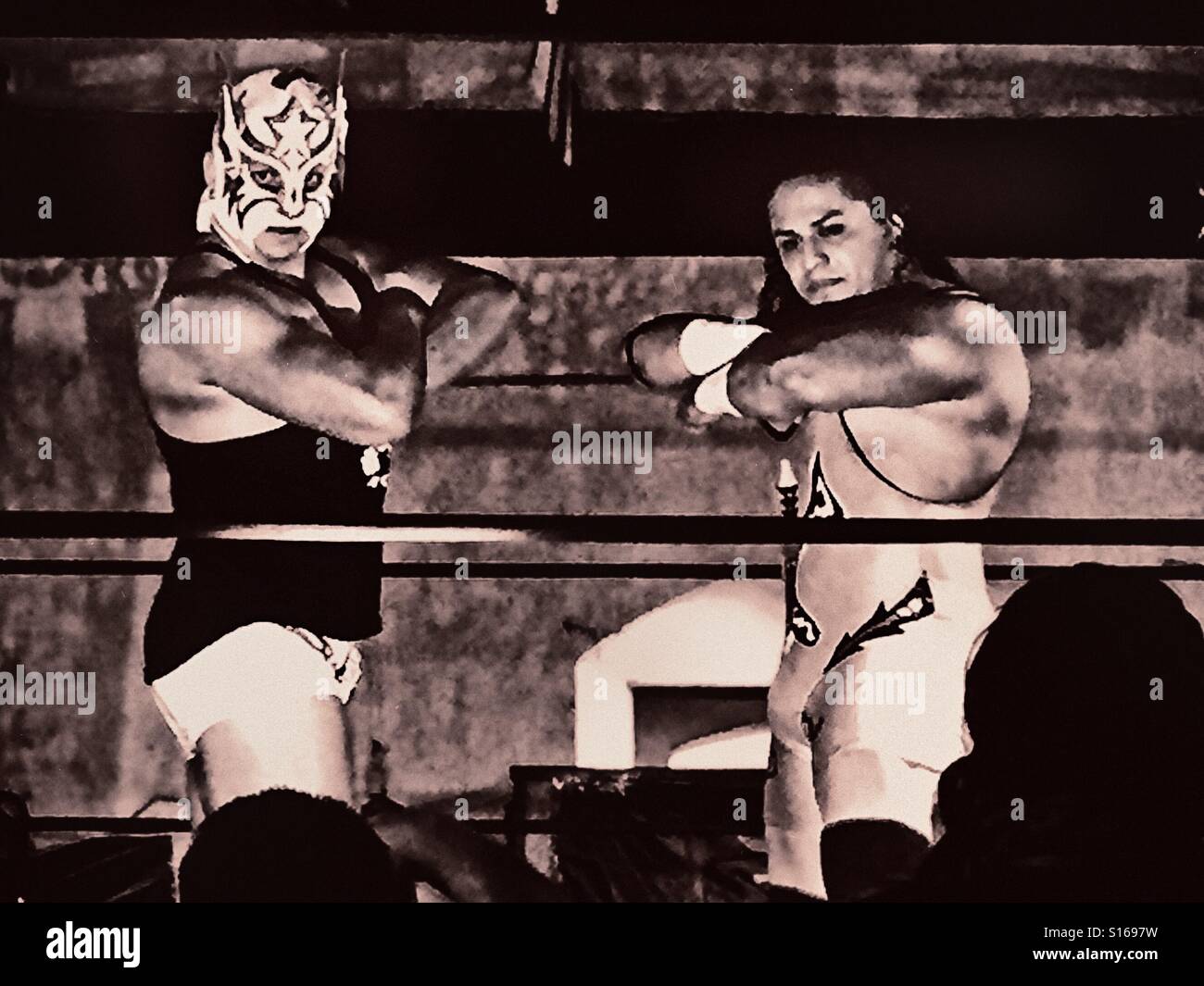 Due potenti luchadores prendere un momento di posa per una foto prima della loro partita inizia a Oaxaca, Messico. Foto Stock