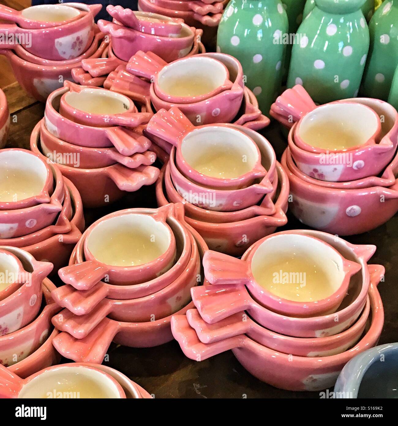 Rosa e verde di vasellame da cucina Foto stock - Alamy