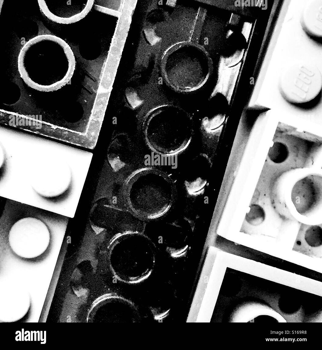 Una immagine in bianco e nero di mattoncini Lego Foto Stock