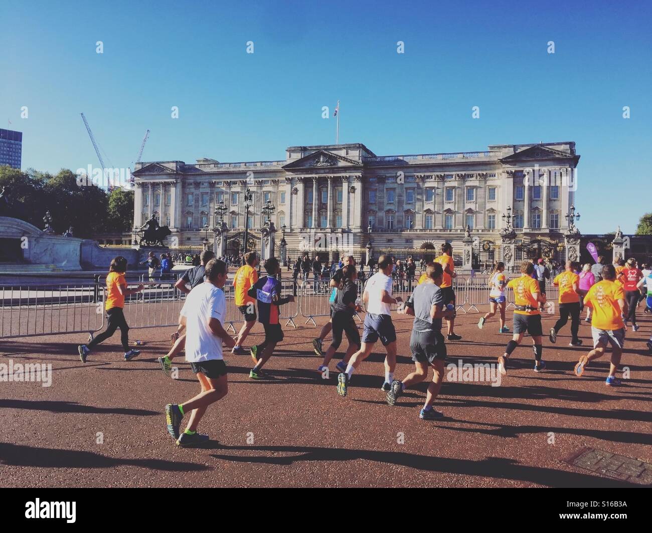 Royal Park Foundation half marathon passando da Buckingham palace 9 Ottobre 2016 Foto Stock