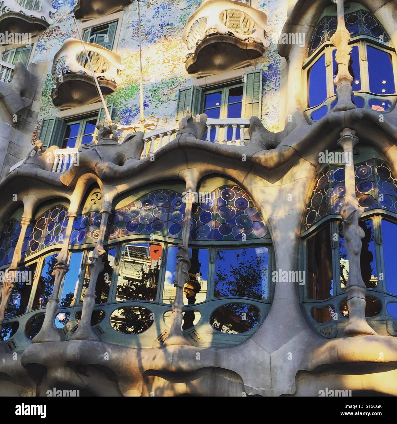Casa Batlló – il capolavoro architettonico di Gaudí nel cuore di Barcellona - Immagine stock catturata con smartphone
