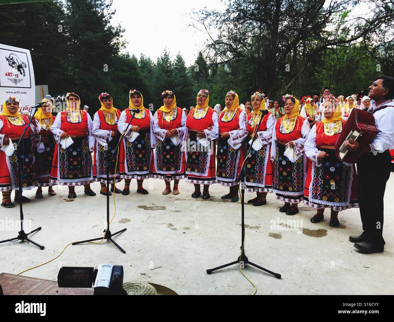 Folklore bulgaro ballerino e cantante - Immagine stock catturata con smartphone