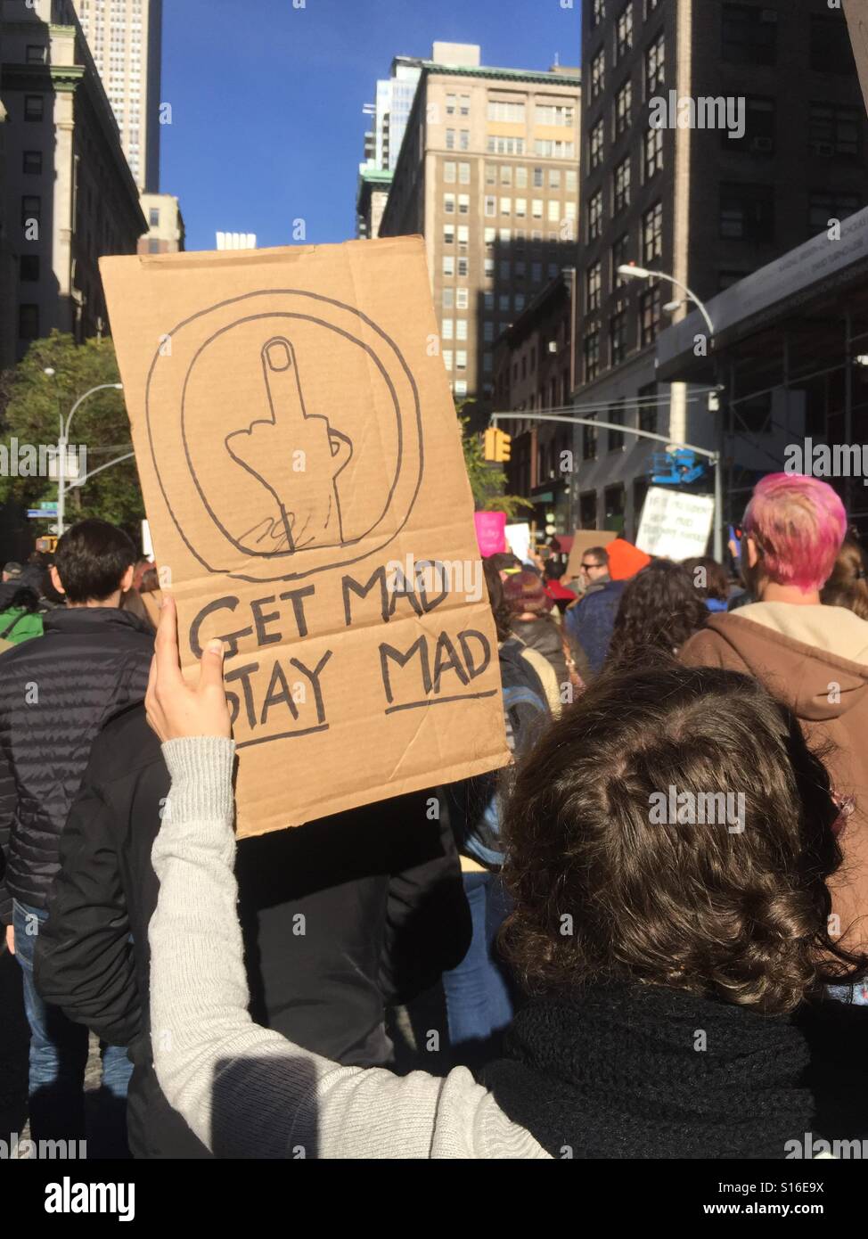 Realizzato a mano con segno a anti-Trump marzo nella città di New York. Foto Stock