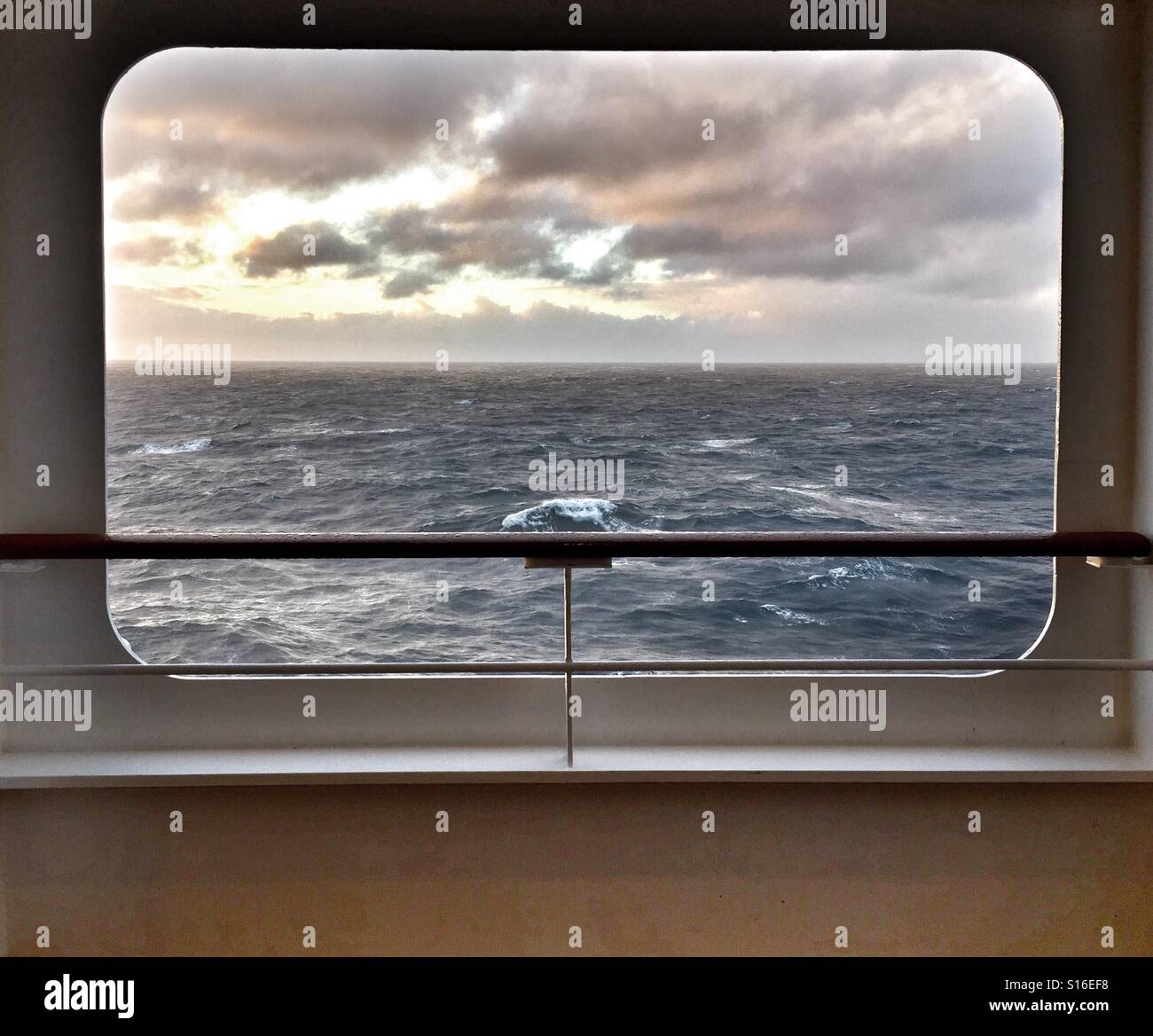 Tramonto sull'oceano. L Atlantico instabile incorniciata da una apertura sulla Queen Mary 2 camicia Foto Stock