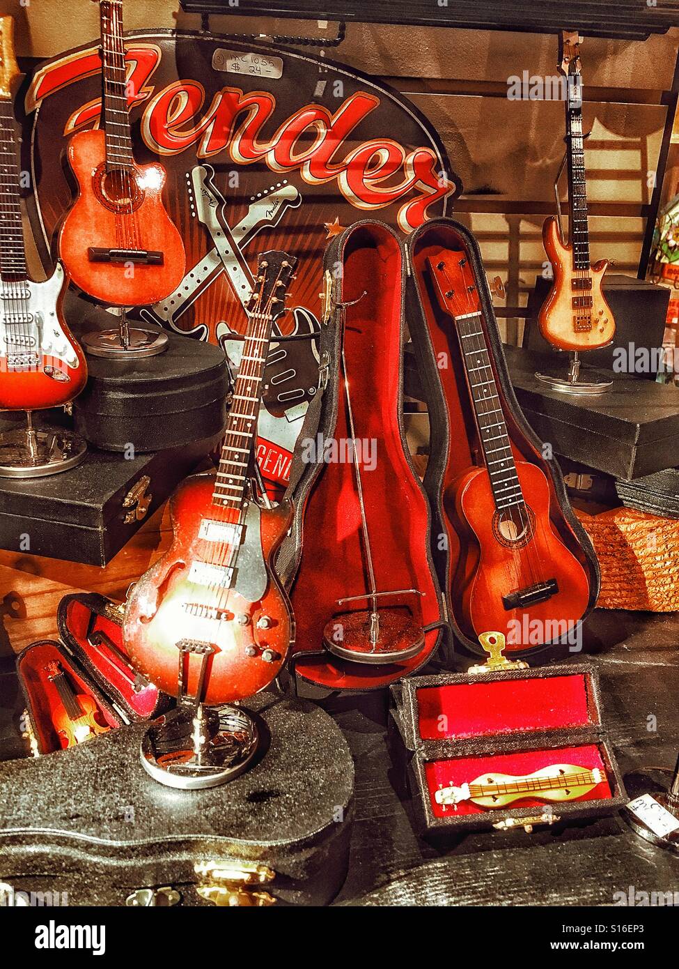 Miniatura chitarre sul parafango Foto Stock