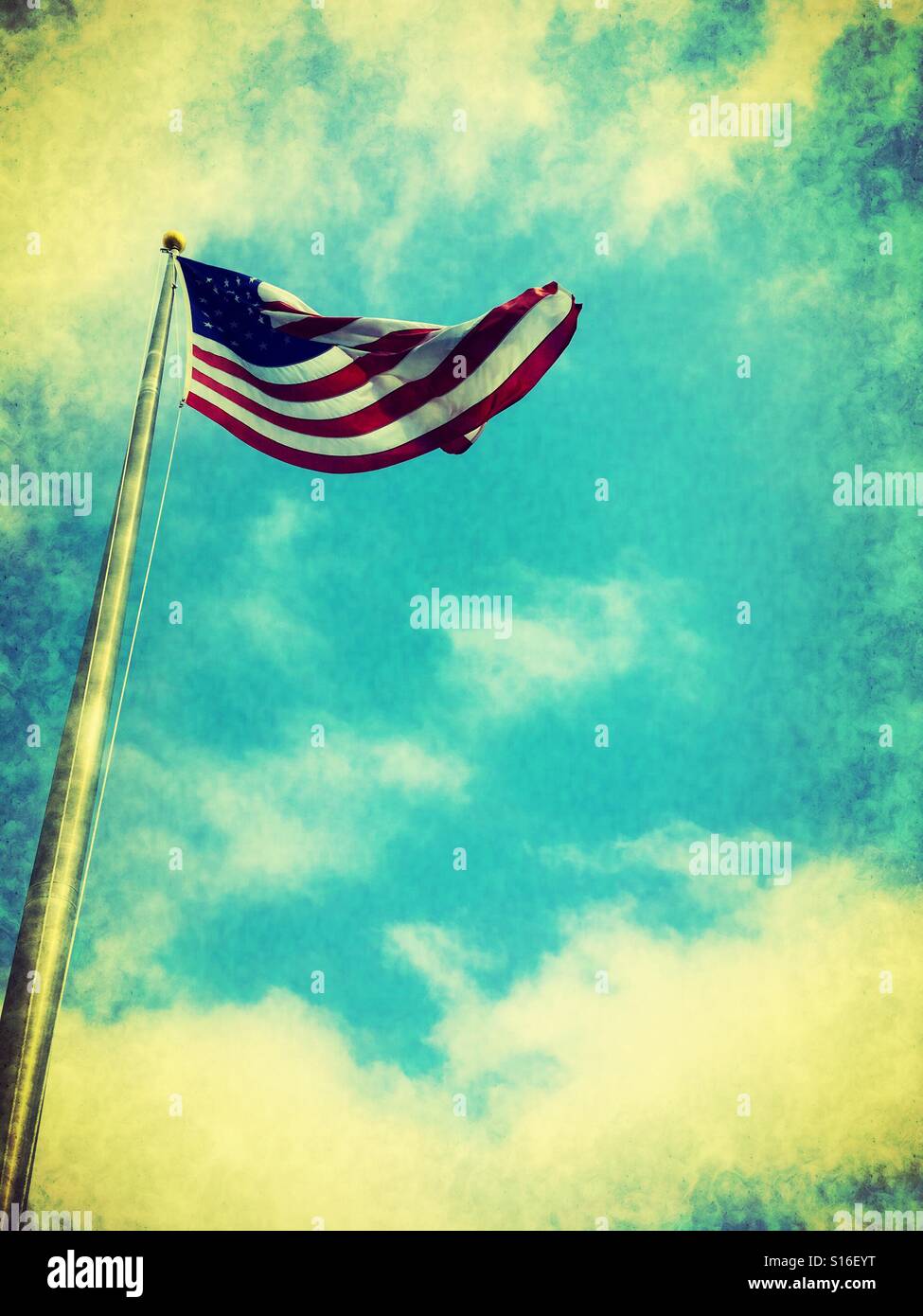 La bandiera americana orgogliosamente battenti - Immagine stock catturata con smartphone