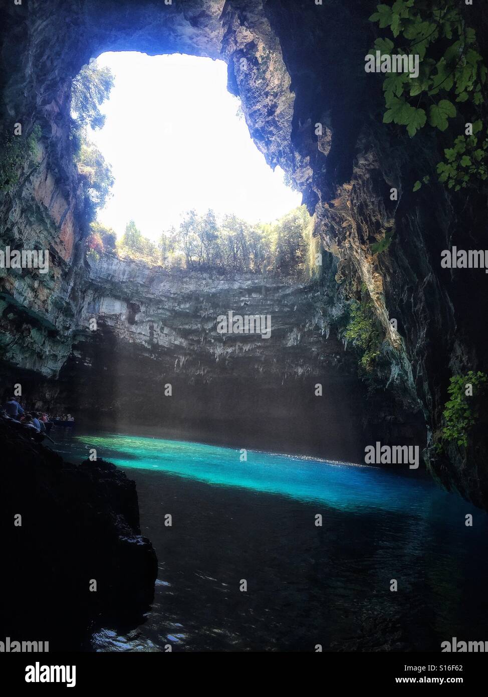 Acqua blu in una grotta, Cefalonia Foto Stock