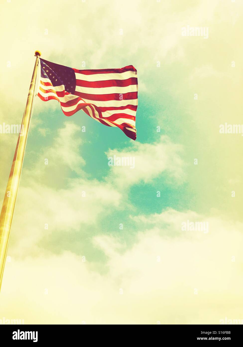 La bandiera americana orgogliosamente battenti - Immagine stock catturata con smartphone